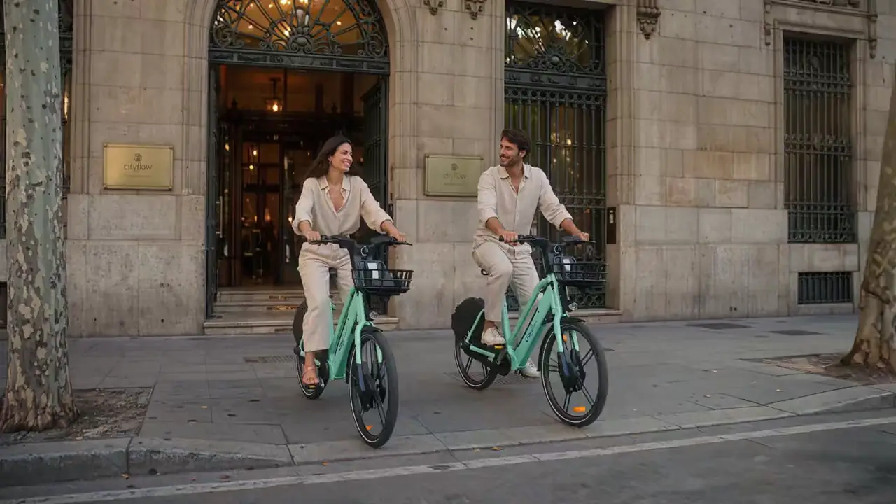 Bicis eléctricas Cityflow a la salida de un hotel, en una residencia de estudiantes y junto a un edificio de flex living